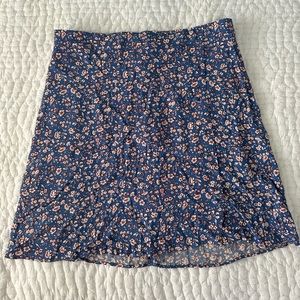 NWT Madewell Skirt in Blue/White/Red Floral. Button Detailing and Zipper on Back